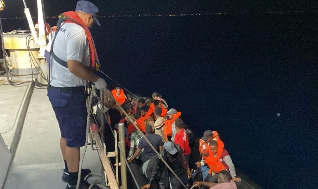 Ayvalık’ta 32 göçmen yakalandı