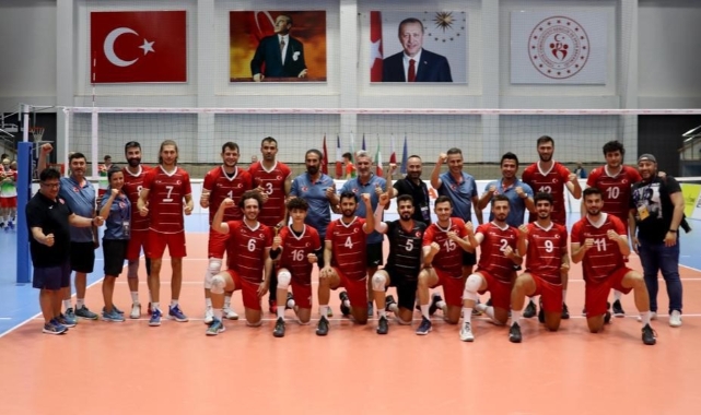 Bakan Bak'tan milli voleybolculara tebrik mesajı