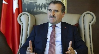Bakan Bak'tan milli yüzücülere tebrik
