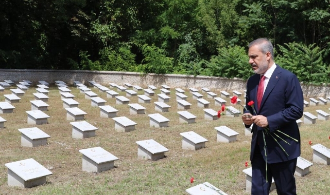 Bakan Fidan, Galiçya Cephesi Türk Şehitliği'ni ziyaret etti