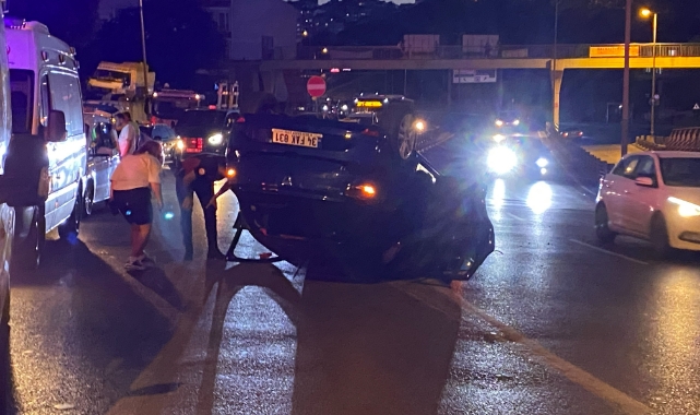 Bariyere çarpan araç takla atıp ters döndü