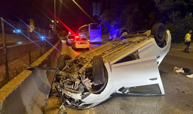 Bariyerlere çarpan otomobil takla attı!