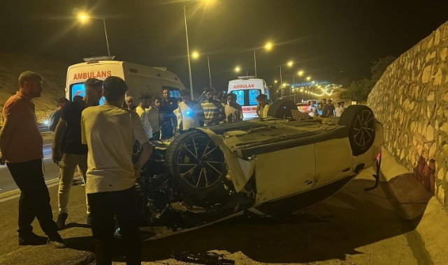 Bariyerlere çarpan otomobil takla attı