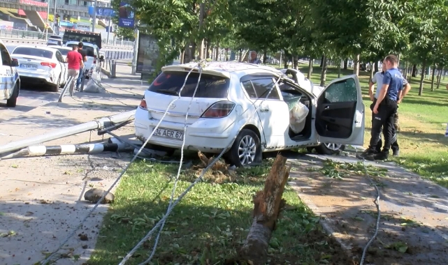 Bariyerleri aştı; ağaca çarparak durabildi