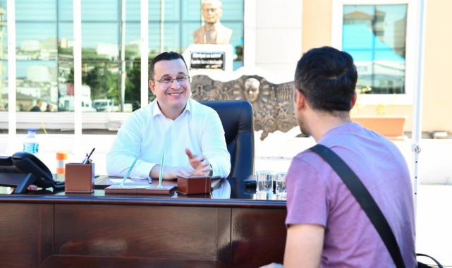 Başkan Kanar makamını meydana taşıdı