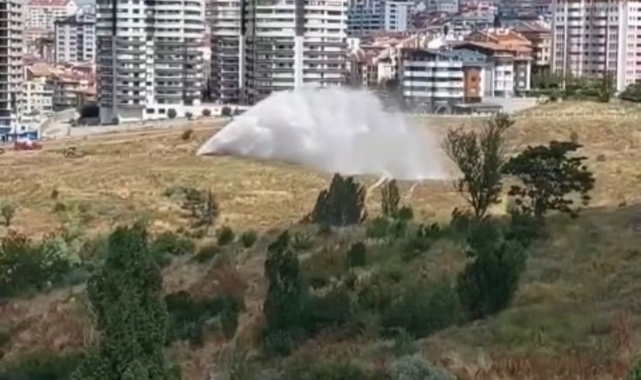 Başkent'te su borusu patladı, su metrelerce yükseğe fışkırdı