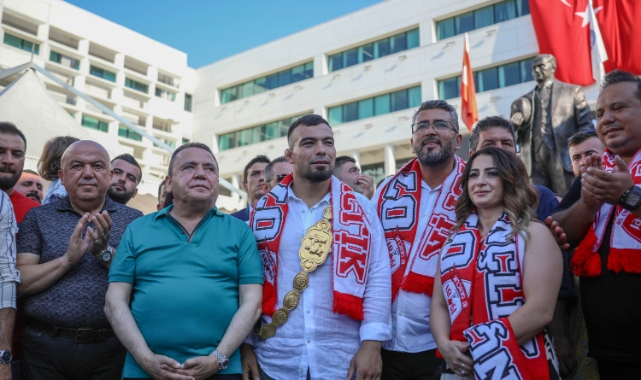 Başpehlivan Zeybek'e coşkulu karşılama