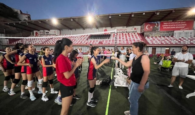 Bayraklı’da voleybol şenliği