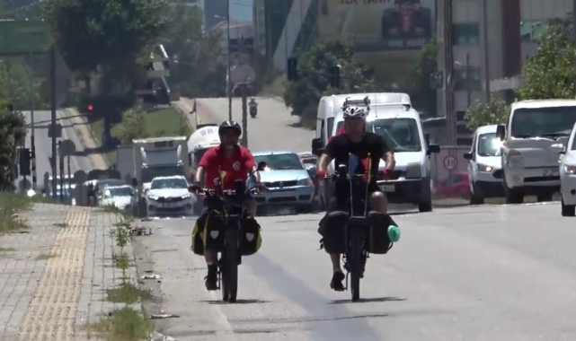 Belçika’dan Türkiye’deki baba ocağına bisikletle geldiler
