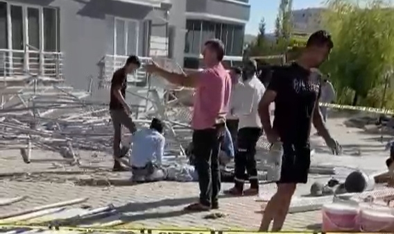 Bina tadilatında iskele çöktü: 1 ölü, 2 yaralı