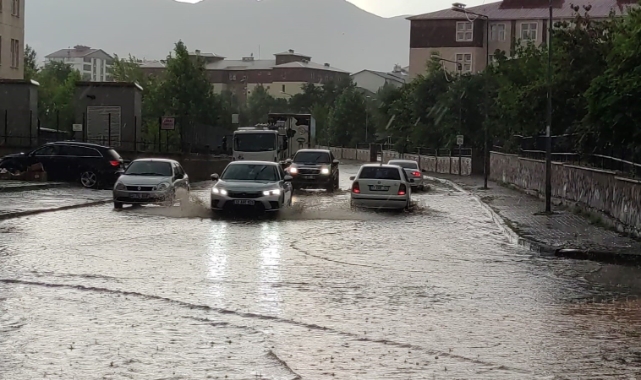 Bingöl’de sağanak yağış hayatı felç etti