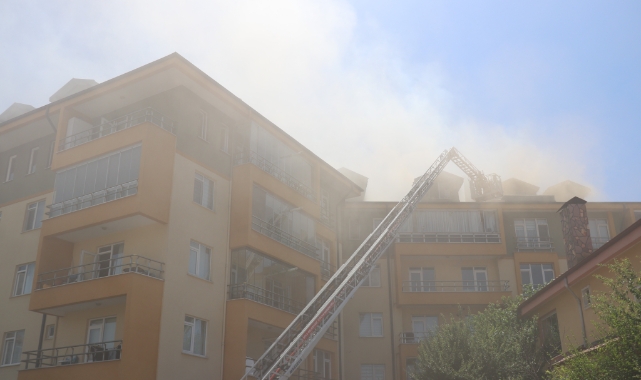 Bolu’da 5 katlı apartmanın çatısı alev alev yandı