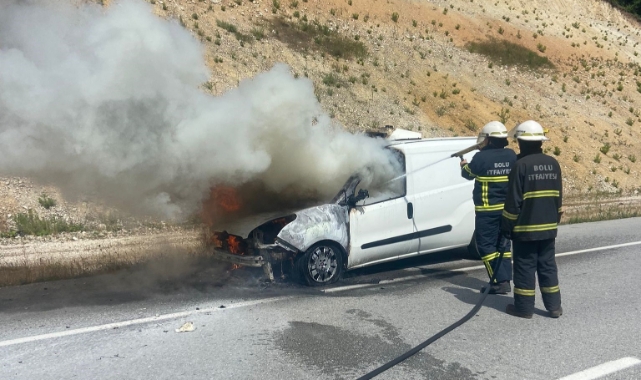 Bolu'da hafif ticari araç alev alev yandı