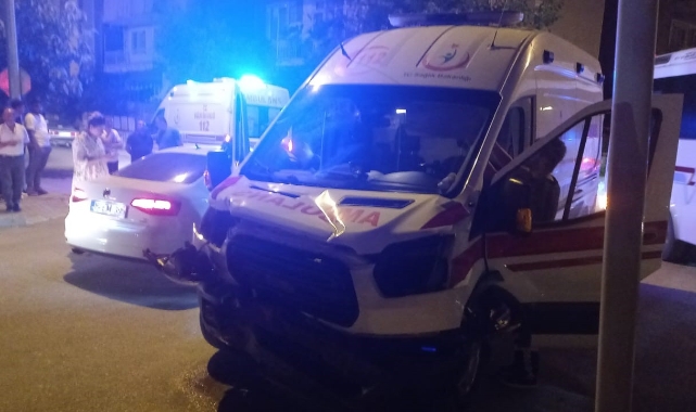 Burdur’da ambulans ile otomobil çarpıştı: 4 yaralı
