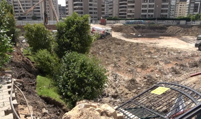 Bursa'da 16 katlı binanın bahçe duvarı çöktü