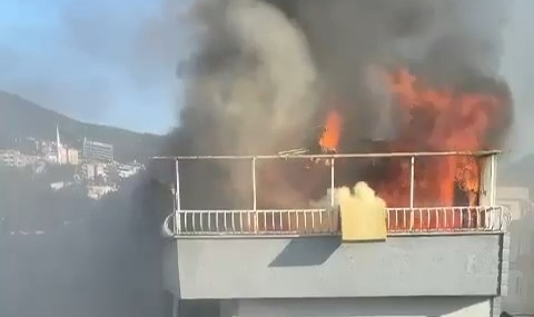 Bursa'da 5 katlı binanın çatısı alev alev yandı