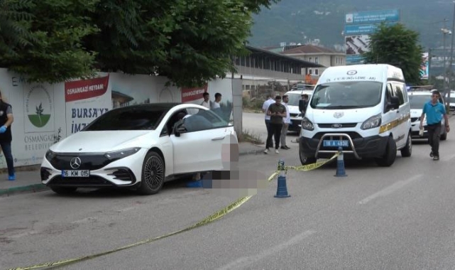 Bursa'da araçla seyir halinde arkadaşını bıçakladı!