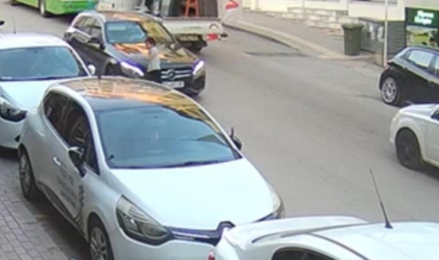 Bursa'da çocuk otomobilin çarpmasıyla savruldu