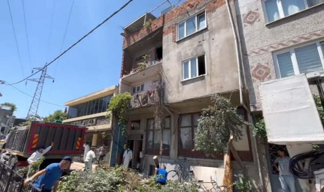 Bursa'da çöp eve çevirdiği binayı kamyonlarla boşalttılar