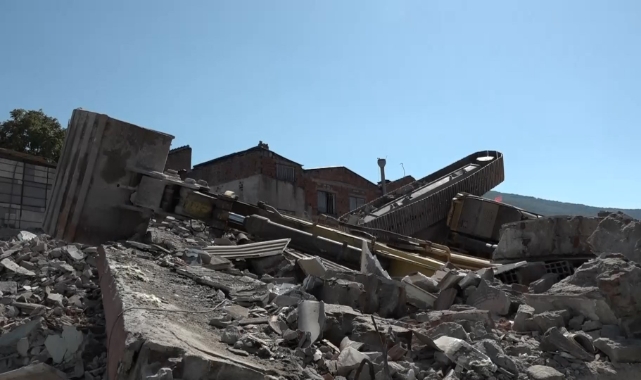 Bursa'da ekskavatör molozların arasında kaldı