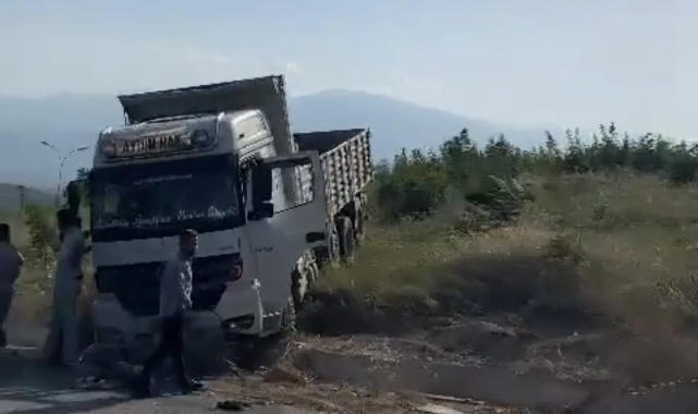 Bursa'da freni patlayan kamyon yoldan çıktı