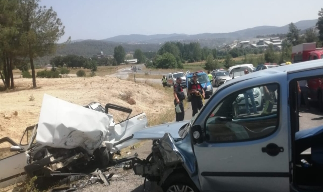 Bursa'da iki araç çarpıştı: 1 ölü, 2 yaralı
