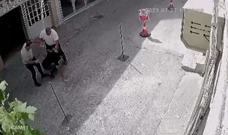 Bursa'da iş yeri sahibi sokağı ringe çevirdi