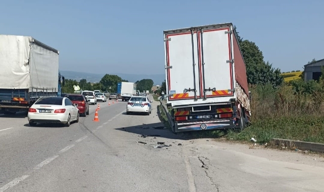Bursa'da kamyon ile kamyonet çarpıştı