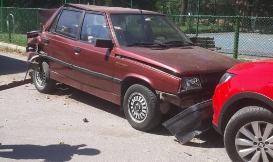 Bursa'da minibüs park halindeki otomobile çarptı