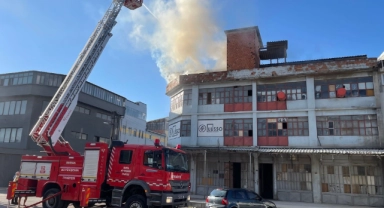 Bursa'da mobilya atölyesi alev alev yandı