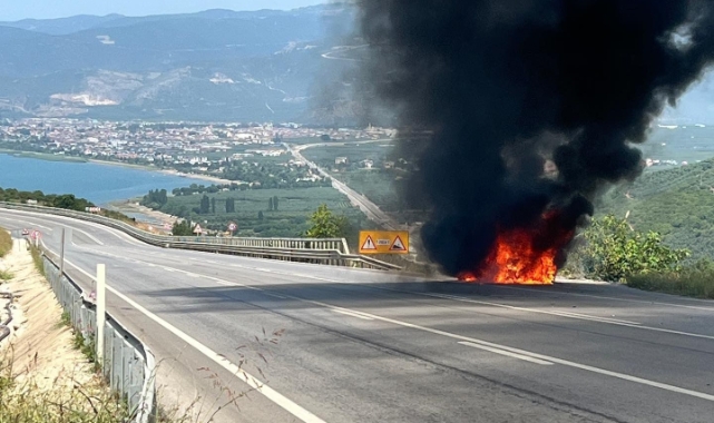 Bursa'da otomobil alev topuna döndü