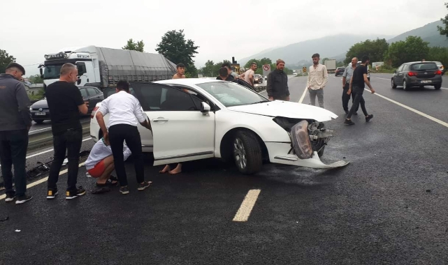 Bursa'da otomobil bariyerlere çarptı