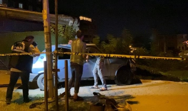 Bursa'da otomobil inşaat alanına düştü