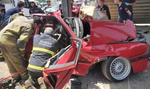 Bursa'da otomobil üst geçidin direğine çarptı