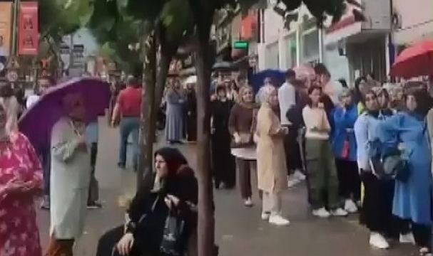Bursa'da sağanak altında alışveriş çılgınlığı