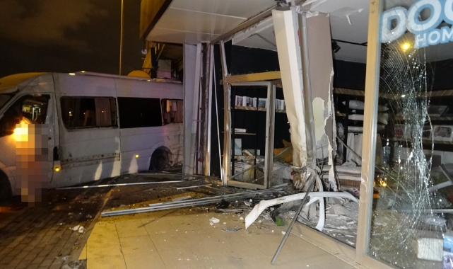 Bursa'da servis minibüsü restorana girdi! 1 ölü, 4 yaralı