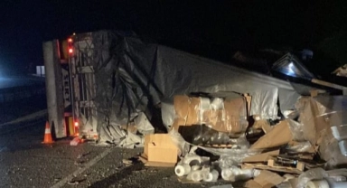 Bursa'da virajı alamayan TIR devrildi; 1 yaralı