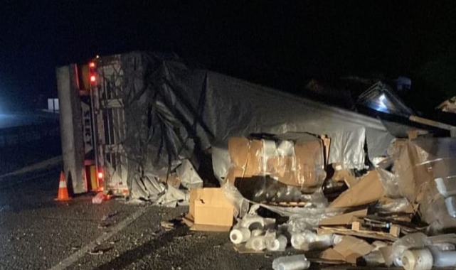 Bursa'da virajı alamayan TIR devrildi; 1 yaralı
