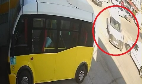 Bursa'daki dalgın sürücü karşıya geçen yayaya çarptı