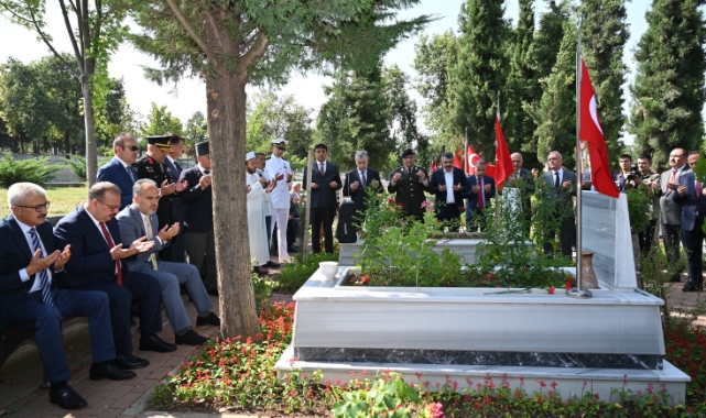 Bursa'daki şehitliklerde duygusal anma
