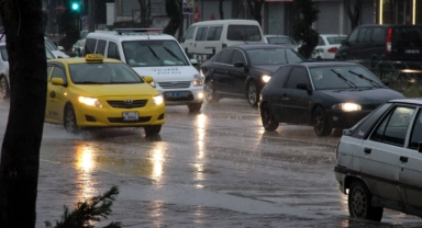 Bursa güne sağanak yağışla bağışladı