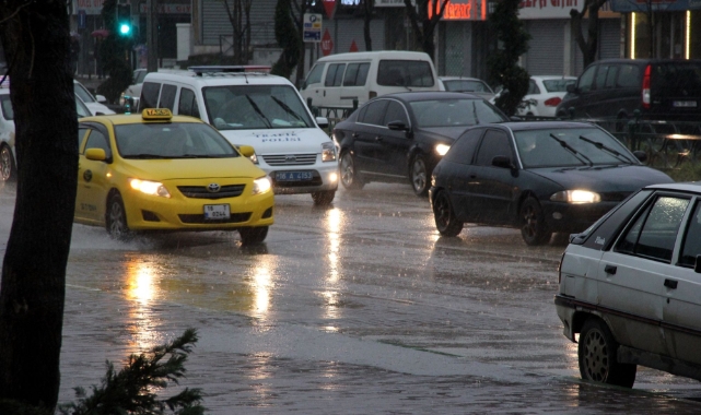 Bursa güne sağanak yağışla bağışladı