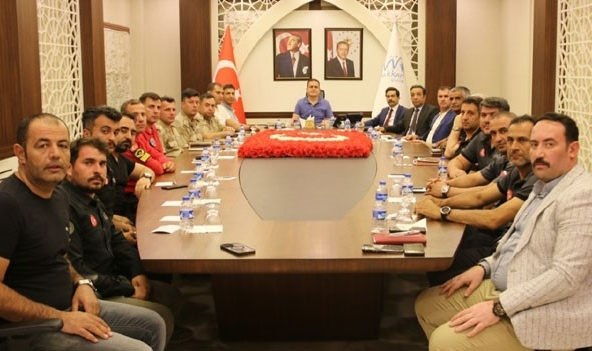 Buzulların altında kalan 2 kişi hala aranıyor