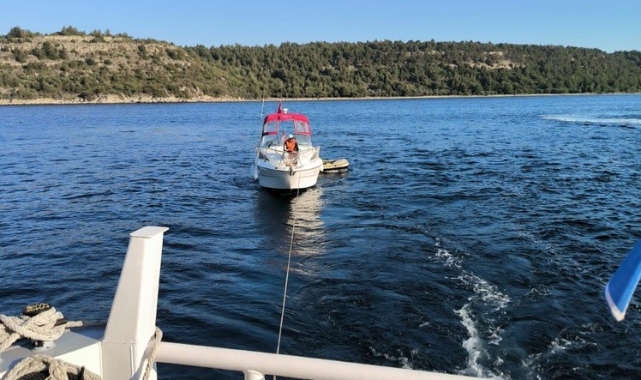 Çanakkale Boğazı’nda sürüklenen tekne kurtarıldı