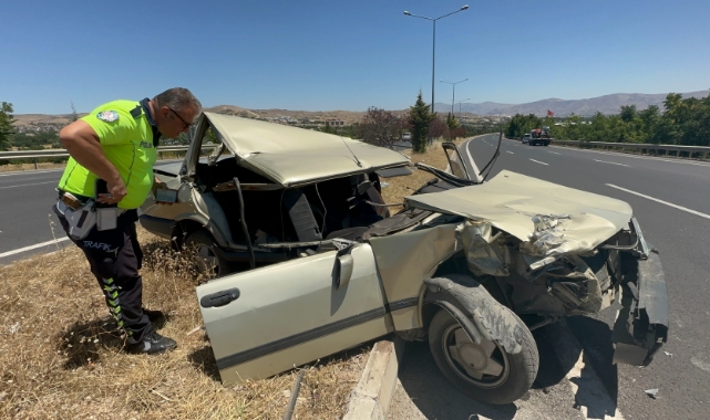 Çekiciye çarpan otomobil hurdaya döndü: 1 yaralı