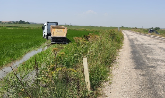 Çeltik tarlasına giren TIR çamura saplandı