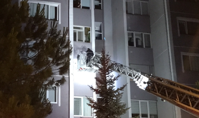Çilingir kapıyı açamayınca iş itfaiyeye düştü