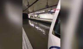 Çin’de tren istasyonu sular altında kaldı