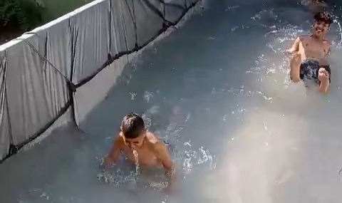 Çocuklar kamyoneti havuza çevirdi