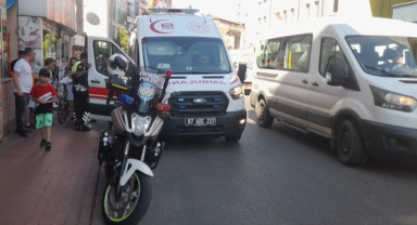 Çocuklara çarpan motosiklet sürücüsü kaçtı